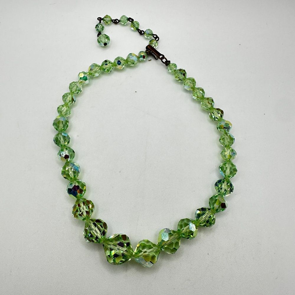 Stunning, vintage‎ graduated green Aurora Borealis crystal necklace!